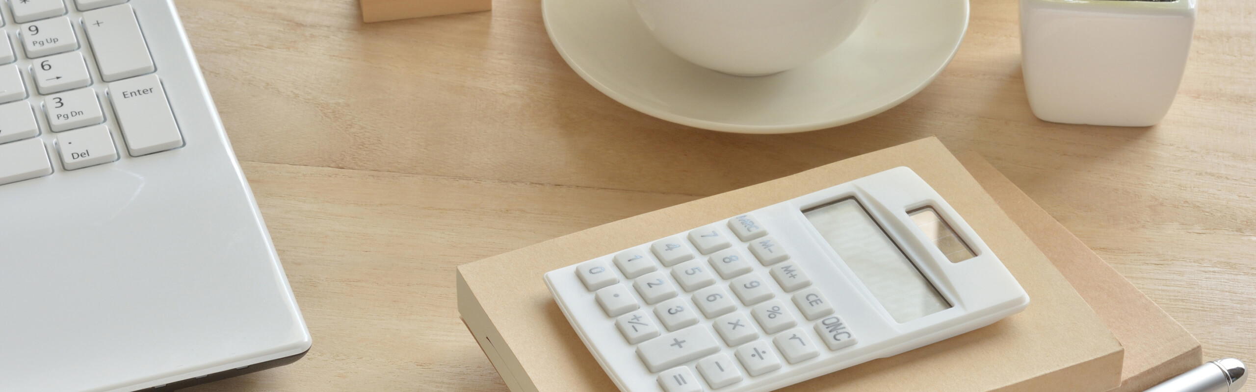 Bureau sur lequel sont posés un ordinateur portable et une calculatrice
