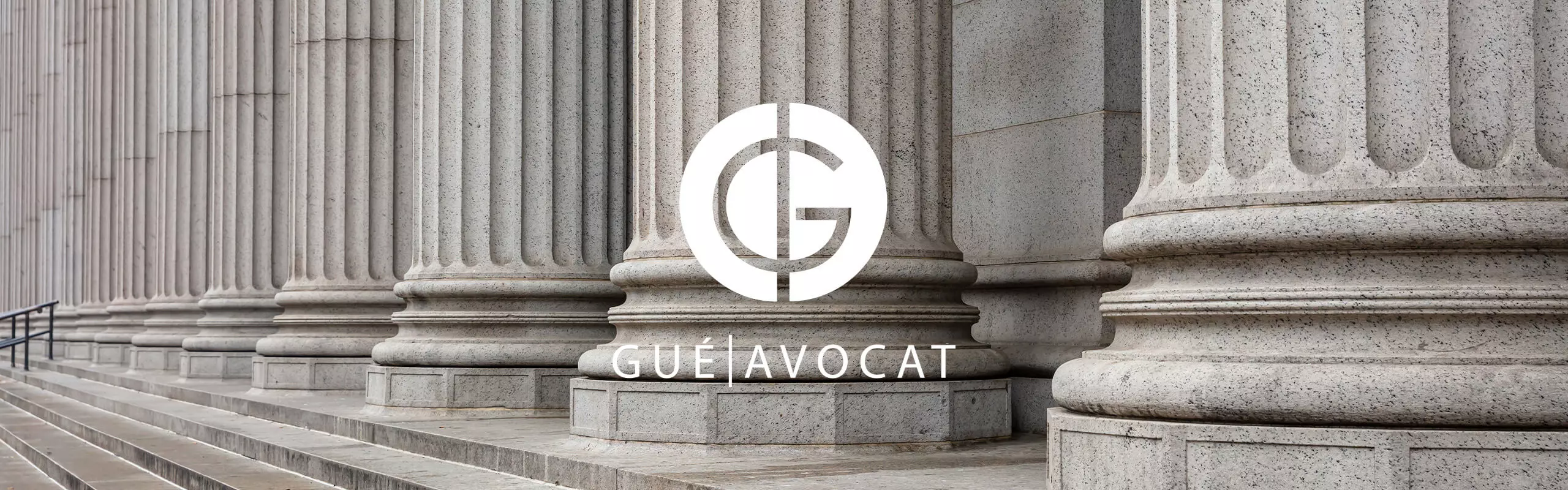 Logo du cabinet de Maître Gué devant des piliers