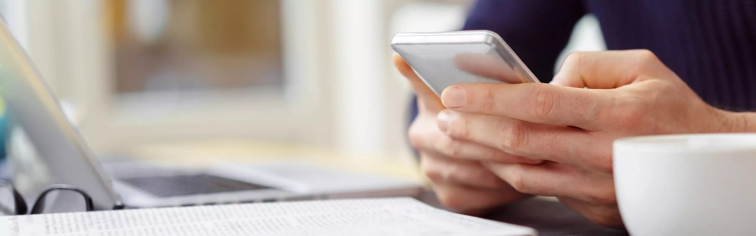 Mains d'un avocat qui utilise son téléphone portable